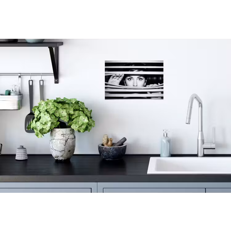Vrouw - Jaloezieën - Portret - Zwart-wit Muursticker klein -keuken