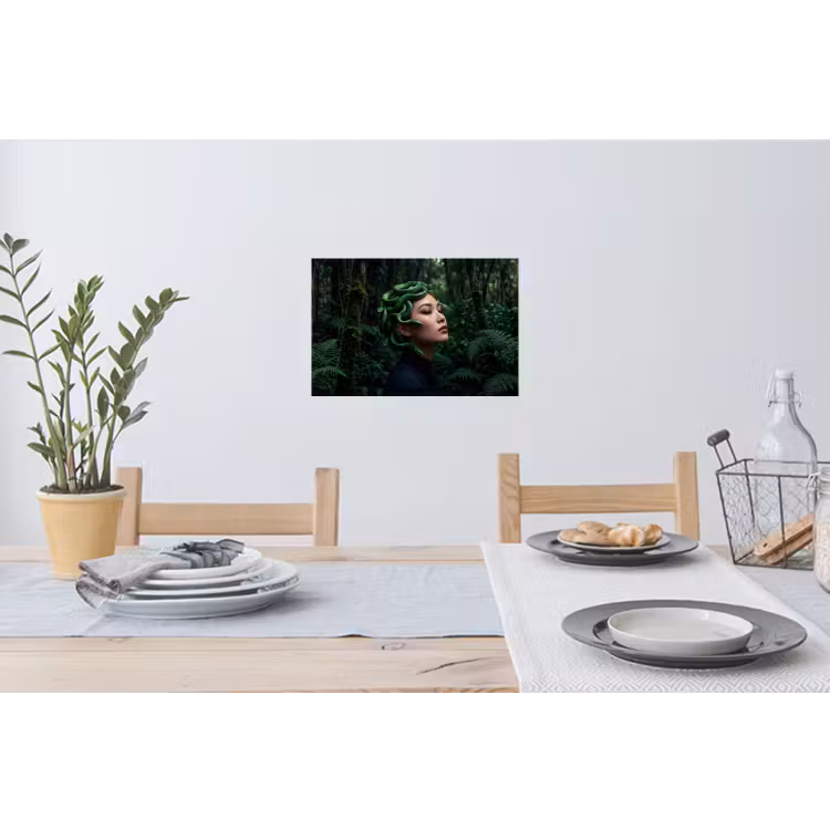 Vrouw - Slang - Natuur - Mystiek - Groen Muursticker klein -eettafel