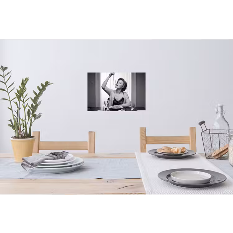 Vrouw - Spaghetti - Zwart - Wit Muursticker klein -eettafel