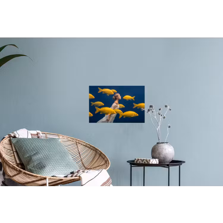 Vrouw - Vis - Water - Natuur - Geel Muursticker klein -plant