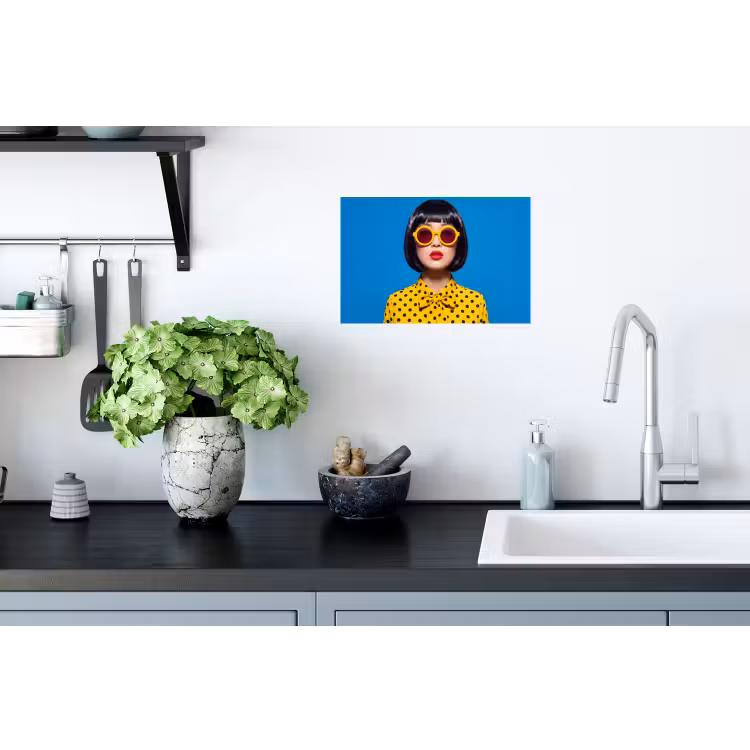 Vrouw - Zonnebril - Pop Art - Portret - Geel Muursticker klein -keuken