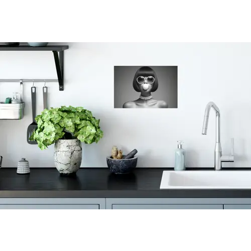 Vrouw - Zwart Wit - Ketting - Zonnebril Muursticker klein -keuken