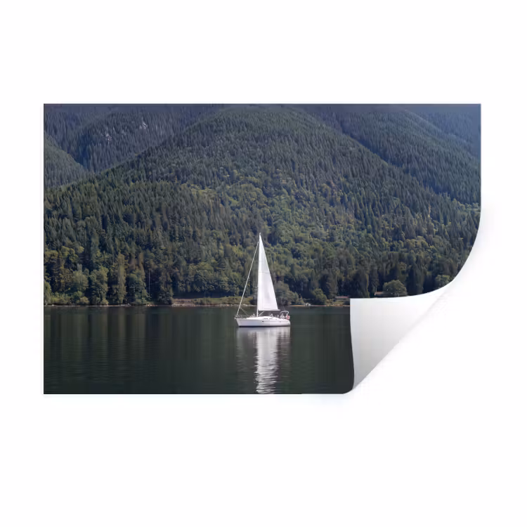 Zeilboot - Water - Bergen - Natuur - Groen Muursticker klein -3d