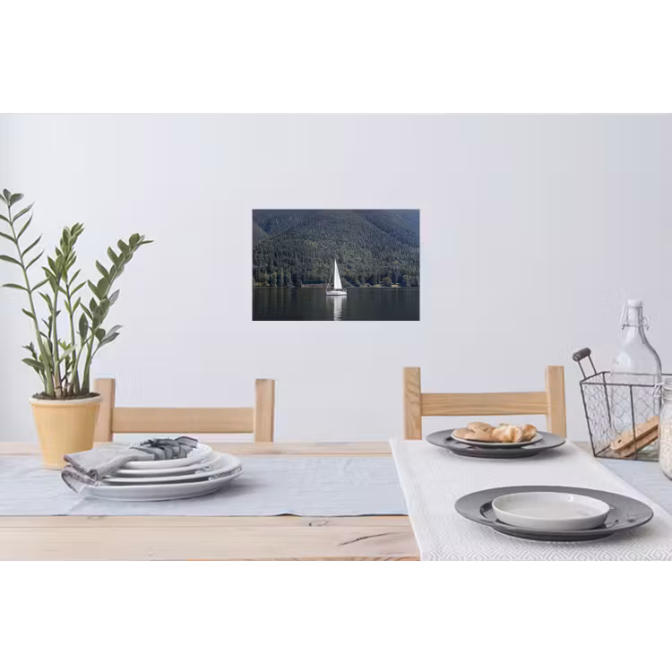 Zeilboot - Water - Bergen - Natuur - Groen Muursticker klein -eettafel