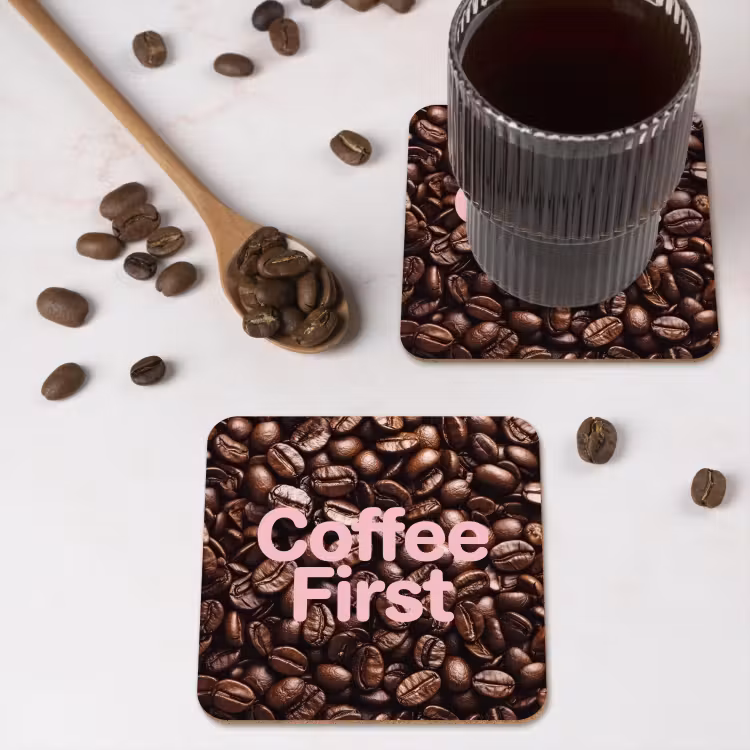 Coffee First - Koffiebonen - Roze onderzetter kurk middel -sfeer2