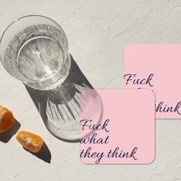Fuck what they think - Roze - Minimalistisch onderzetter kurk middel -sfeer4
