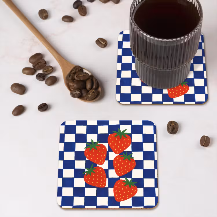 Geblokt - Blauw - Aardbeien onderzetter kurk middel -sfeer2