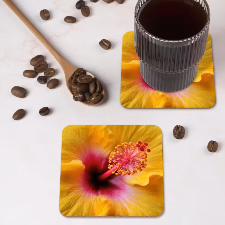 Geel - Hibiscus - Tropisch onderzetter kurk middel -sfeer2