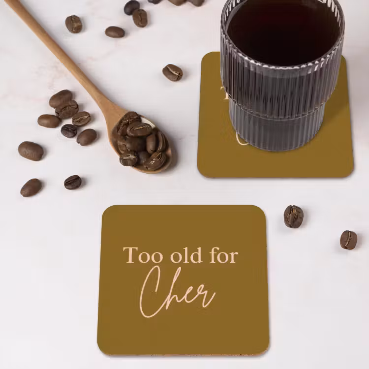 Groen - Too old for cher - Roze onderzetter kurk middel -sfeer2