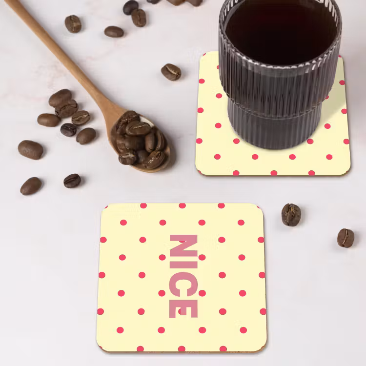 Nice - Stippen - Roze - Geel onderzetter kurk middel -sfeer2