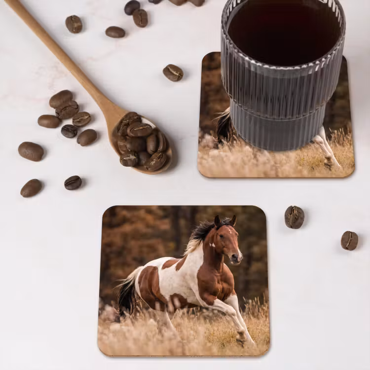 Paard - Bruin - Gras onderzetter kurk middel -sfeer2