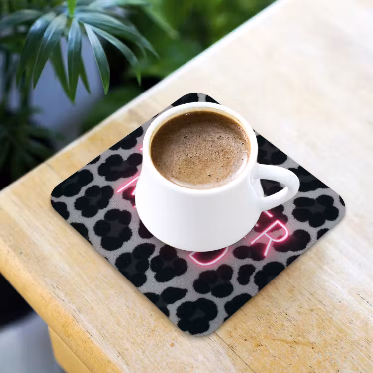 Panterprint - Zwart - Neonletters - Roze onderzetter kurk middel -sfeer5