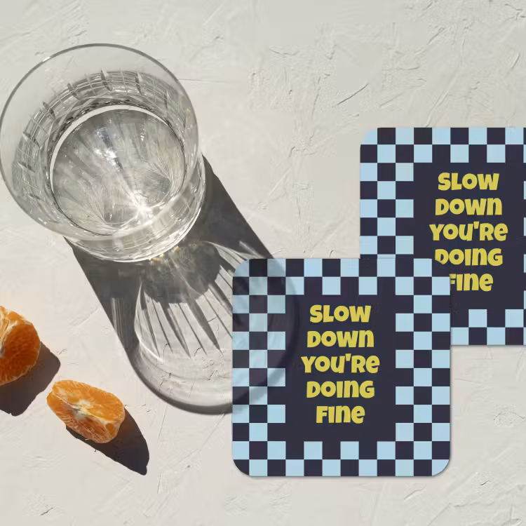 Patroon - Geblok - Blauw - Slow down you're doing fine onderzetter kurk middel -sfeer4