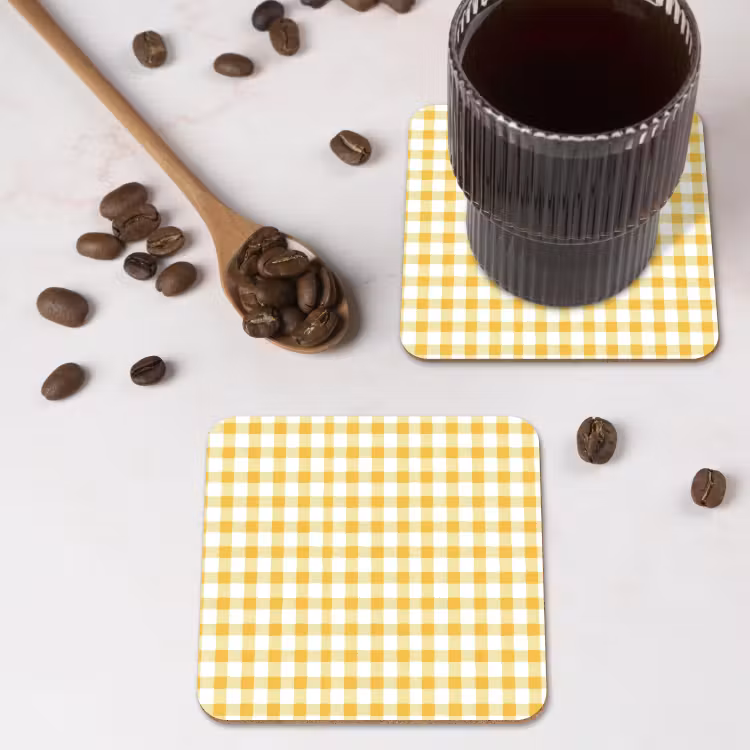 Ruit - Gingham - Klassiek - Geel en Wit onderzetter kurk middel 366 -sfeer2