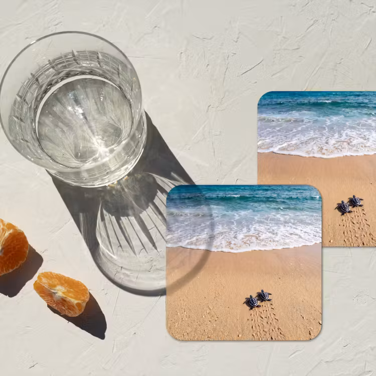 Schildpad - Jong - Strand - Oceaan - Blauw onderzetter kurk middel -sfeer4