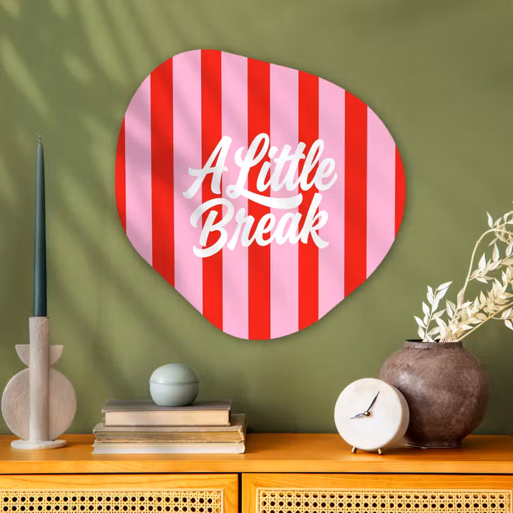 A Little Break - Strepen - Rood - Roze Wandcirkel Organisch Aluminium middel -sfeer2