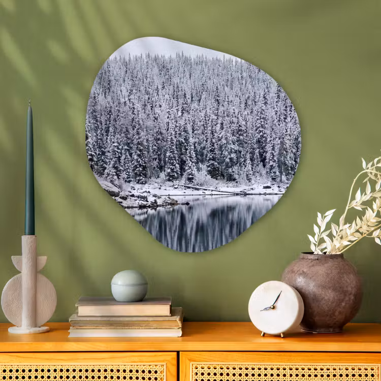 Bos - Reflectie - Meer - Winter - Serene Wandcirkel Organisch Aluminium middel -sfeer2