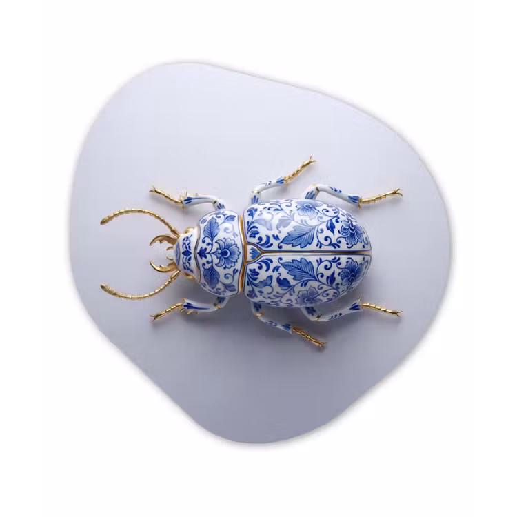 Kever - Delfts  - Blauw - Goud Wandcirkel Organisch Aluminium middel -3d