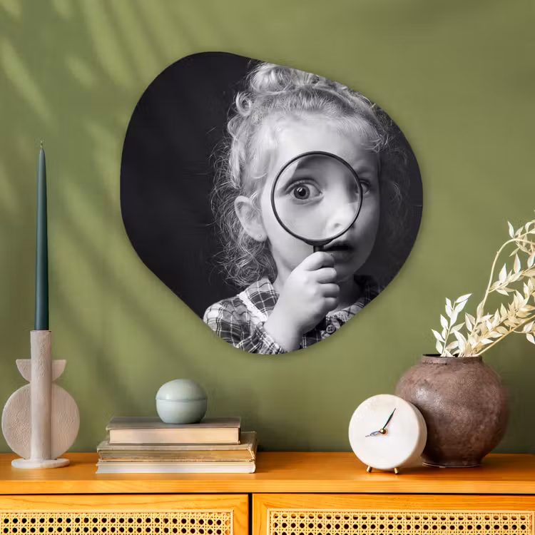 Kind - Vergrootglas - Portret - Zwart-wit Wandcirkel Organisch Aluminium middel -sfeer2
