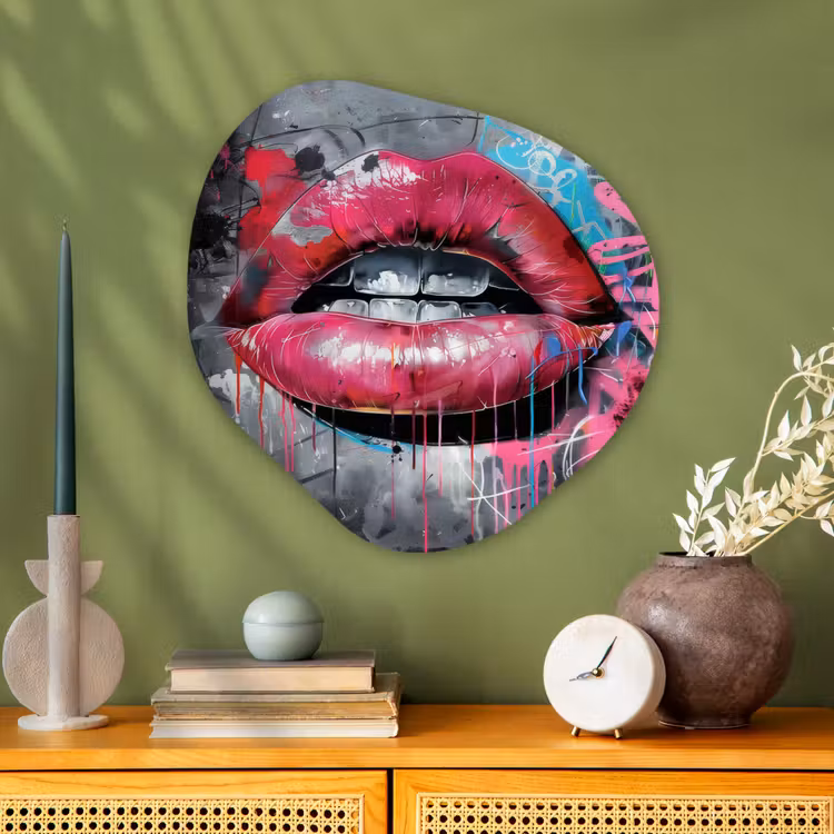 Lippen - Felroze - Graffiti - Verfstrepen Wandcirkel Organisch Aluminium middel -sfeer2