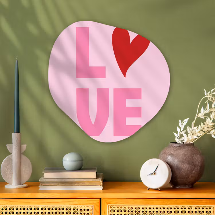 Love - Roze - Hart - Valentijn Wandcirkel Organisch Aluminium middel -sfeer2