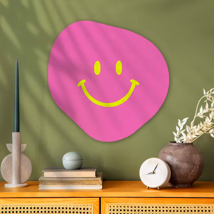 Smiley - Vrolijk - Roze Wandcirkel Organisch Aluminium middel -sfeer2