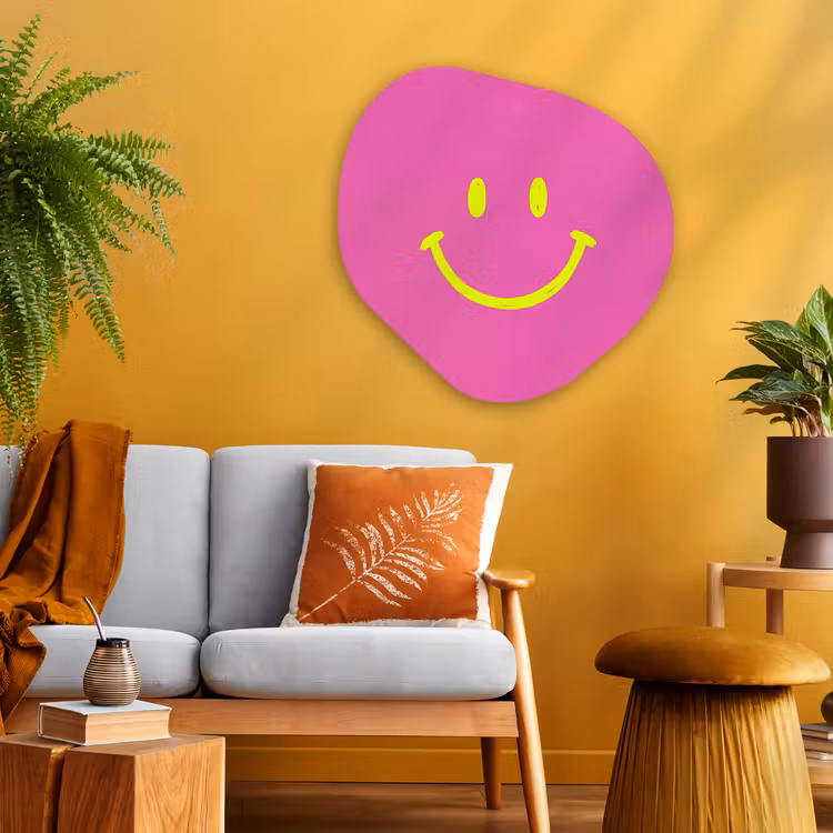 Smiley - Vrolijk - Roze Wandcirkel Organisch Aluminium middel -sfeer4