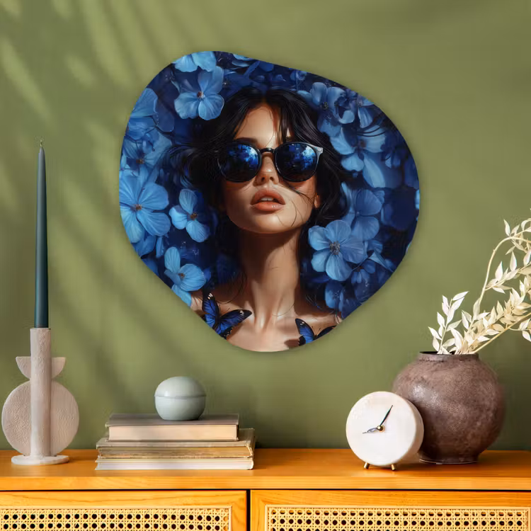 Vrouw - Blauw - Bloemen - Vlinders - Natuur Wandcirkel Organisch Aluminium middel -sfeer2