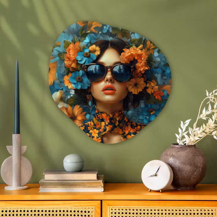 Vrouw - Bloemen - Oranje - Blauw - Modern Wandcirkel Organisch Aluminium middel -sfeer2