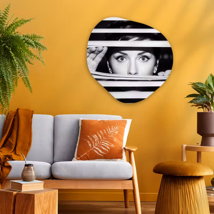 Vrouw - Jaloezieën - Portret - Zwart-wit Wandcirkel Organisch Aluminium middel -sfeer4