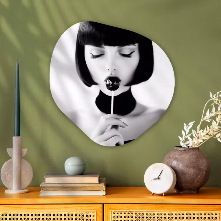 Vrouw - Lolly - Zwart - Wit Wandcirkel Organisch Aluminium middel -sfeer2