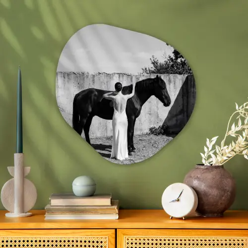 Vrouw - Paard - Artistiek Wandcirkel Organisch Aluminium middel -sfeer2