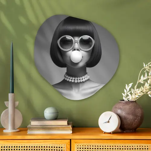Vrouw - Zwart Wit - Ketting - Zonnebril Wandcirkel Organisch Aluminium middel -sfeer2