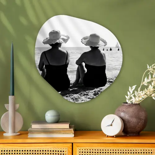 Vrouwen - Zonnehoed - Strand - Zwart - Wit Wandcirkel Organisch Aluminium middel -sfeer2