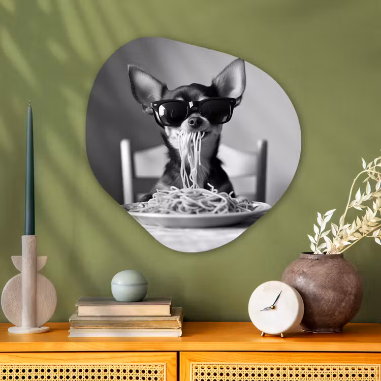 Chihuahua - Hond - Zonnebril - Humoristisch - Zwart - Wit - Spaghetti Wandcirkel Organisch Plexiglas middel -sfeer2