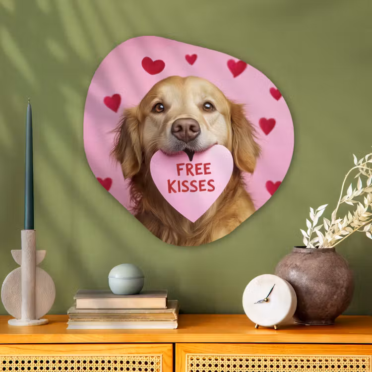 Hond - Kiss- Valentijn - Hartjes Wandcirkel Organisch Plexiglas middel -sfeer2