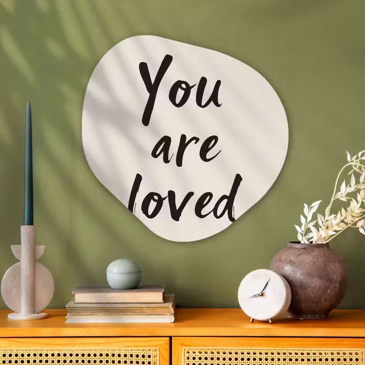Minimalistisch - Beige - Love Wandcirkel Organisch Plexiglas middel -sfeer2