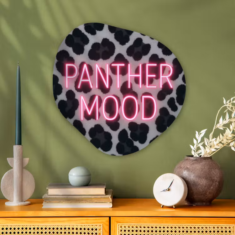 Panterprint - Zwart - Neonletters - Roze Wandcirkel Organisch Plexiglas middel -sfeer2