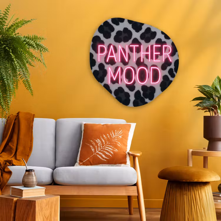 Panterprint - Zwart - Neonletters - Roze Wandcirkel Organisch Plexiglas middel -sfeer4