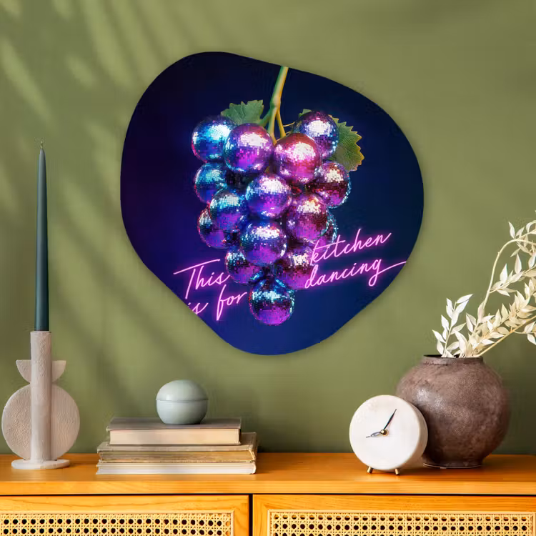 Quote - Neon - Disco - Druiven Wandcirkel Organisch Plexiglas middel -sfeer2