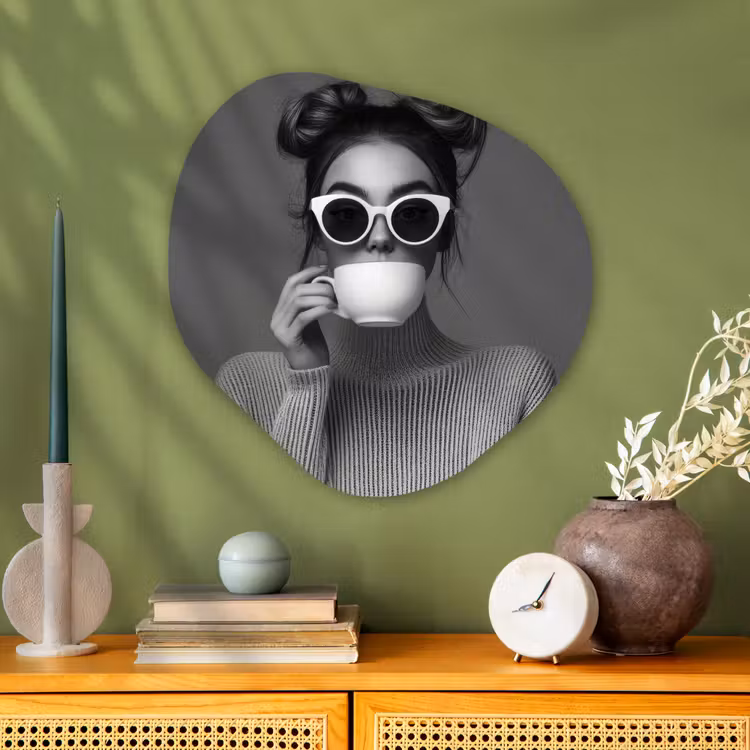 Vrouw - Koffie - Zwart - Wit Wandcirkel Organisch Plexiglas middel -sfeer2