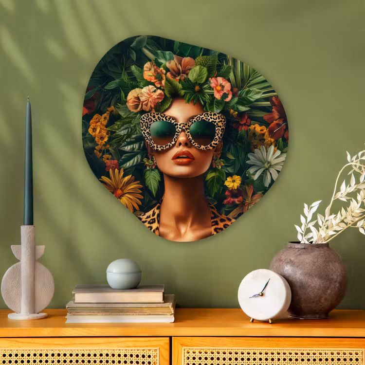 Vrouw - Panterprint - Jungle - Natuur - Luxe Wandcirkel Organisch Plexiglas middel -sfeer2