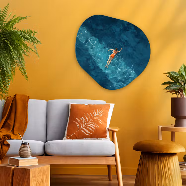 Vrouw - Water - Bikini - Oranje Wandcirkel Organisch Plexiglas middel -sfeer4