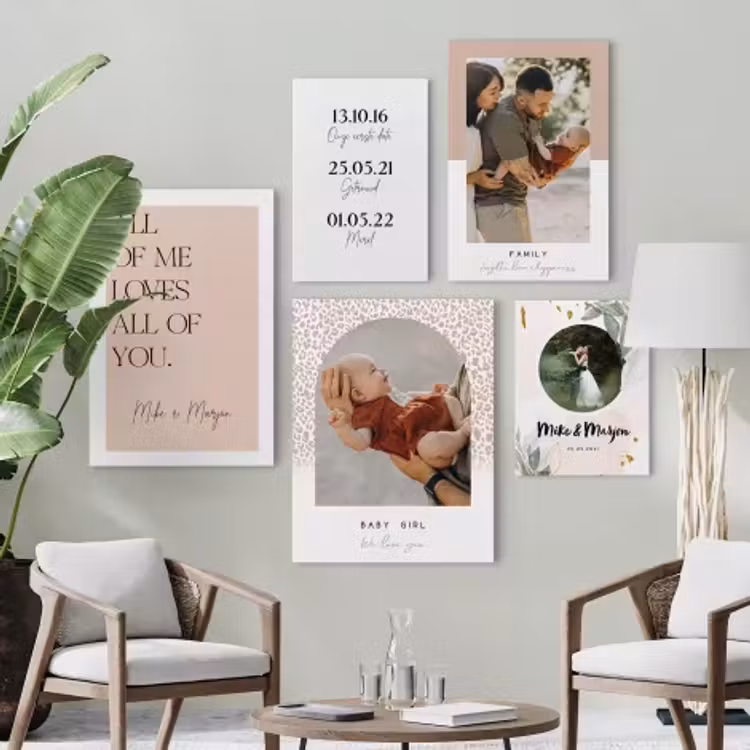 Foto op canvas met tekst - Sfeerbeeld - Vijf verschillende canvas templates aan de muur in een woonkamer