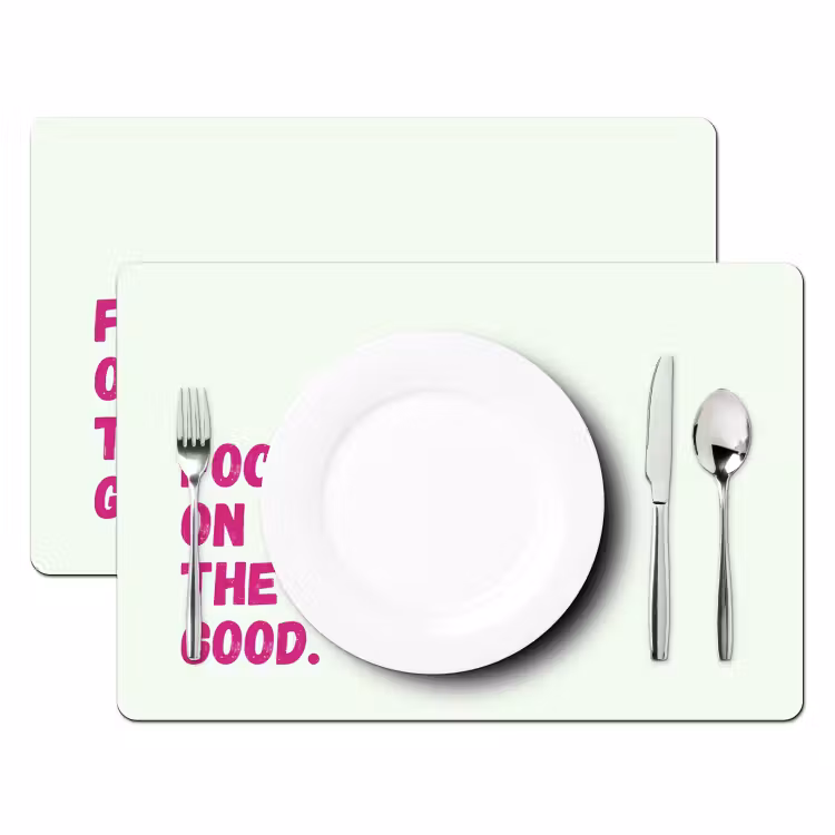 Focus on the good - Beige - Roze Placemat vinyl groot -zzsfeer2_Kitchenyeah-website