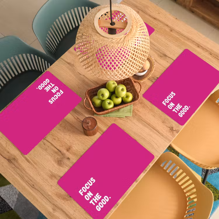 Focus on the good - Roze - Simple Placemat vinyl groot -zzsfeer5_Kitchenyeah-website