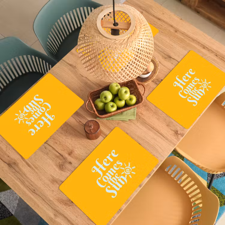Geel - Blauw - Here comes the sun Placemat vinyl groot -zzsfeer5_Kitchenyeah-website
