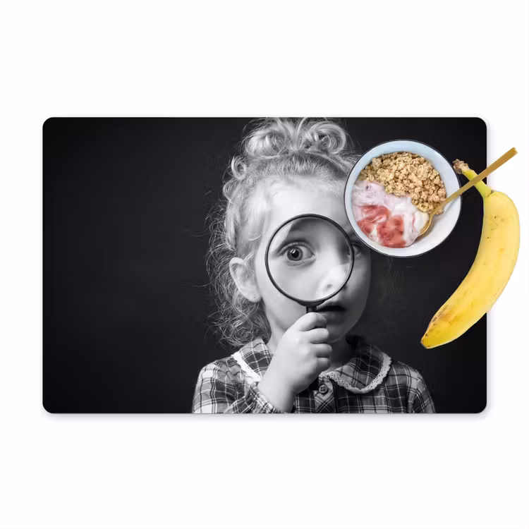 Kind - Vergrootglas - Portret - Zwart-wit Placemat vinyl groot -zzzproduct_Kitchenyeah-website