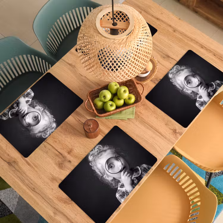Kind - Vergrootglas - Portret - Zwart-wit Placemat vinyl groot -zzsfeer5_Kitchenyeah-website