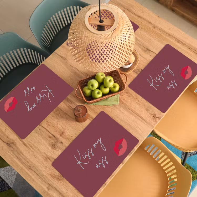 Kiss my ass - Lip - Bordeaux Placemat vinyl groot -zzsfeer5_Kitchenyeah-website
